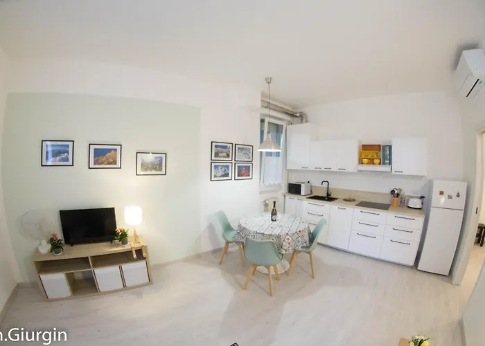 Lejlighed Haven Just Steps From Como, A Charming Newly-renovated Lecco