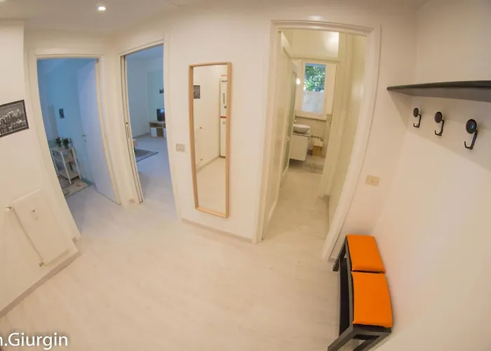 Haven Just Steps From Como, A Charming Newly-renovated Lejlighed