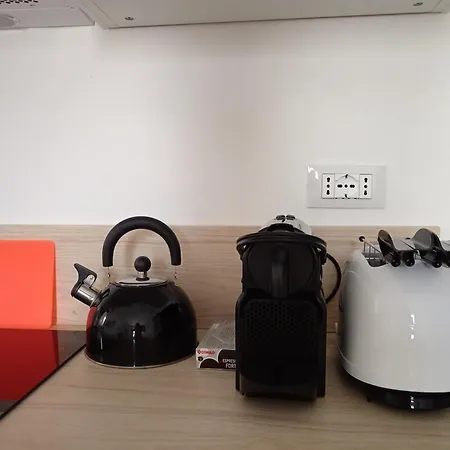 Apartment Haven, Cosy A Few Steps From Lake, Newly-renovated!