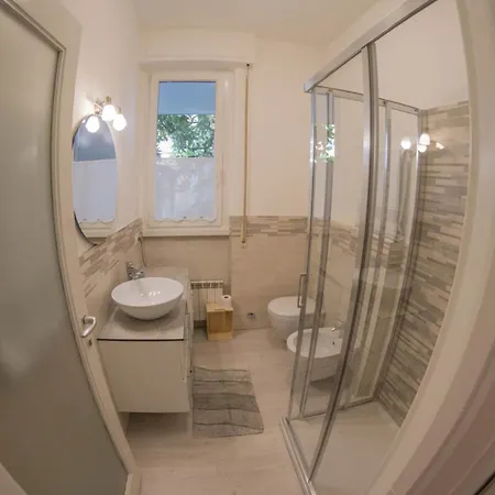 Haven Just Steps From Como, A Charming Newly-renovated 아파트 레코