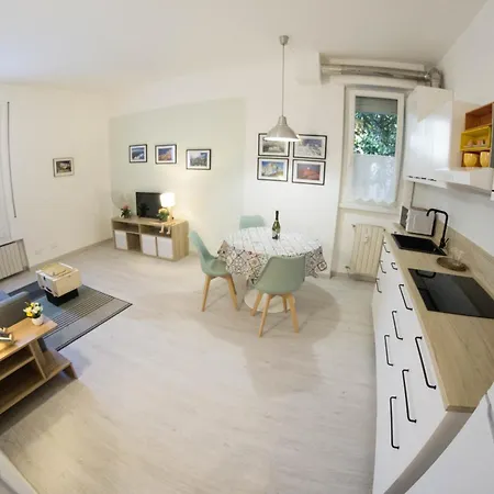 Haven, Cosy Just Steps From Lake, Newly-renovated! Apartment